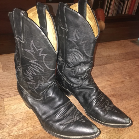 black pointed toe cowboy boots
